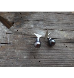 Asymmetriske sølv ørestikker med thaiti perler